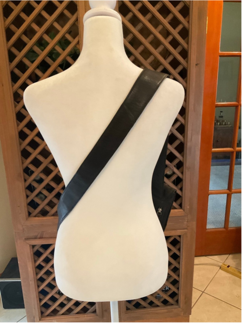 R.P.S Black Leather Crossbody Bag Minimalist Sling Shoulder Bag - Picture 3 of 7